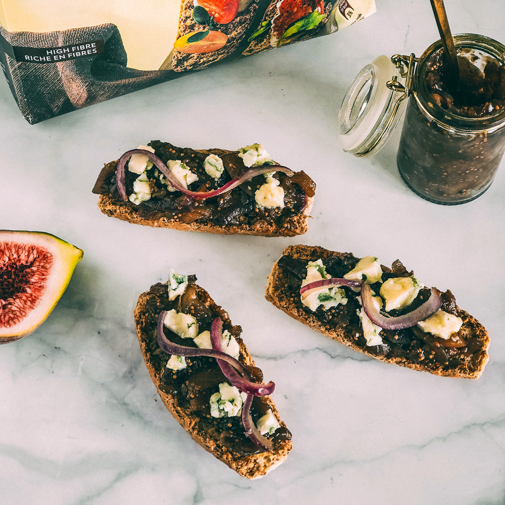 Krisprolls met vijgenconfijt en blauwe kaas