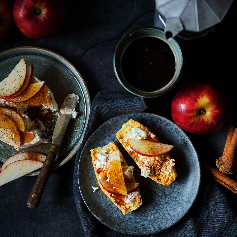 Tartine de fromage frais, pomme et cannelle