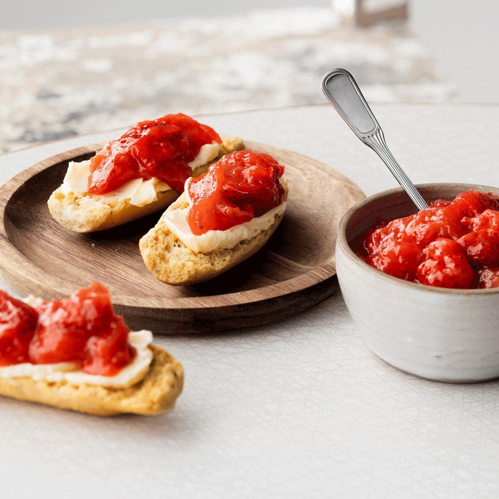 Tartine de confiture maison Fraises et Rhubarbe
