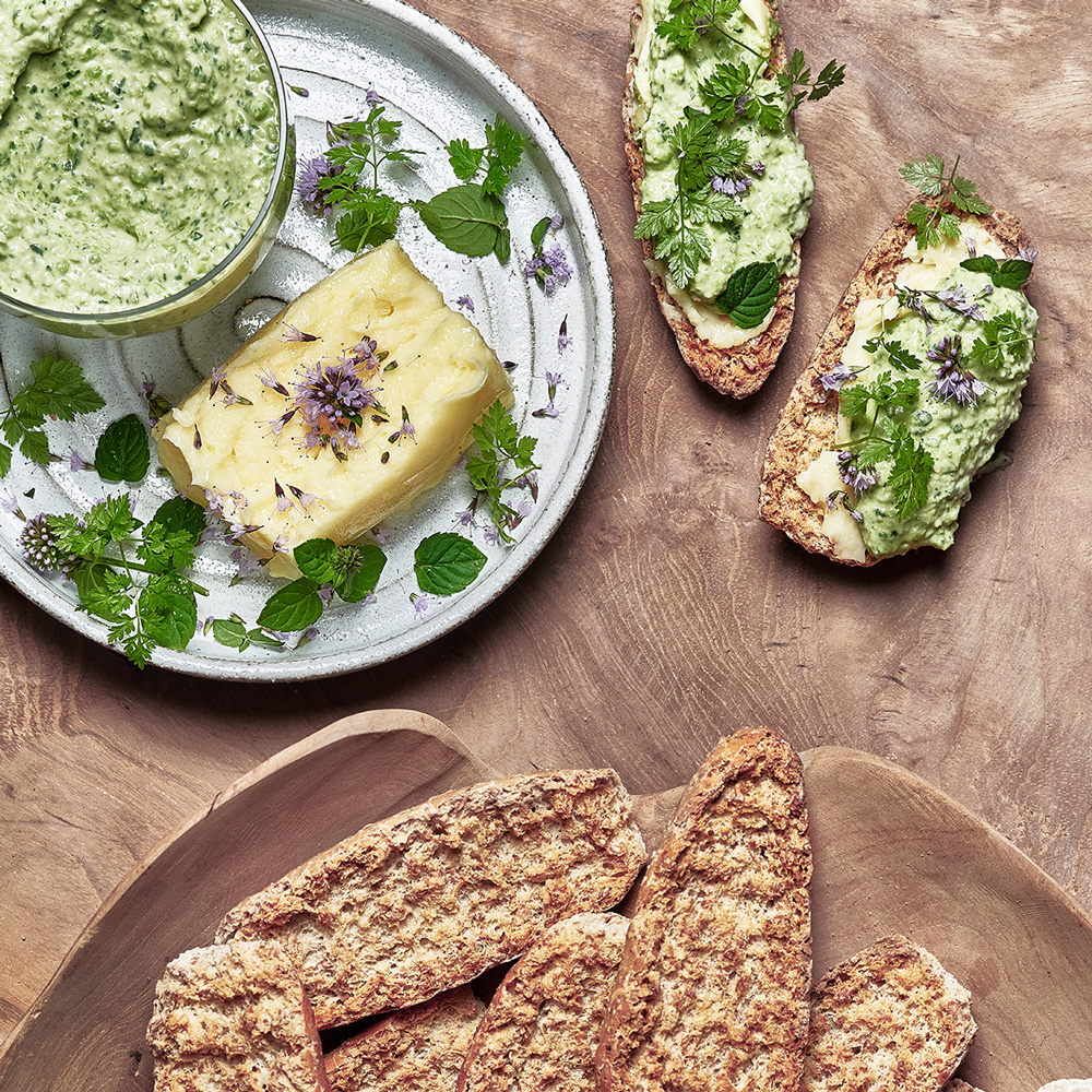 Tartine d’houmous au basilic maison