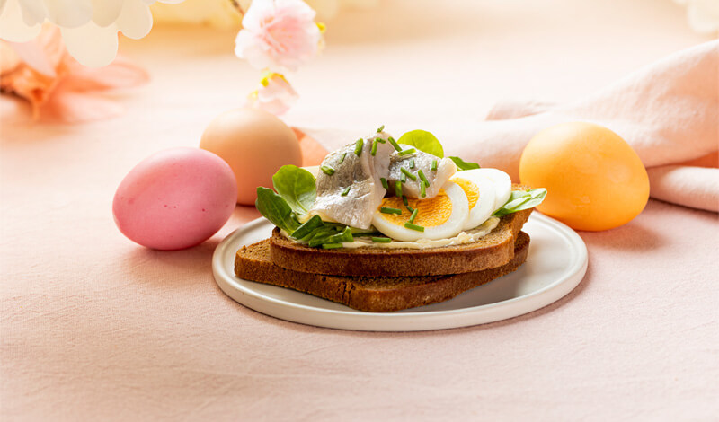 Påskmacka med sill och påskägg